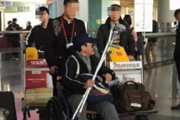 吴京手术后疑腿部旧伤再复发一瘸一拐前往按摩店疑痛苦难忍